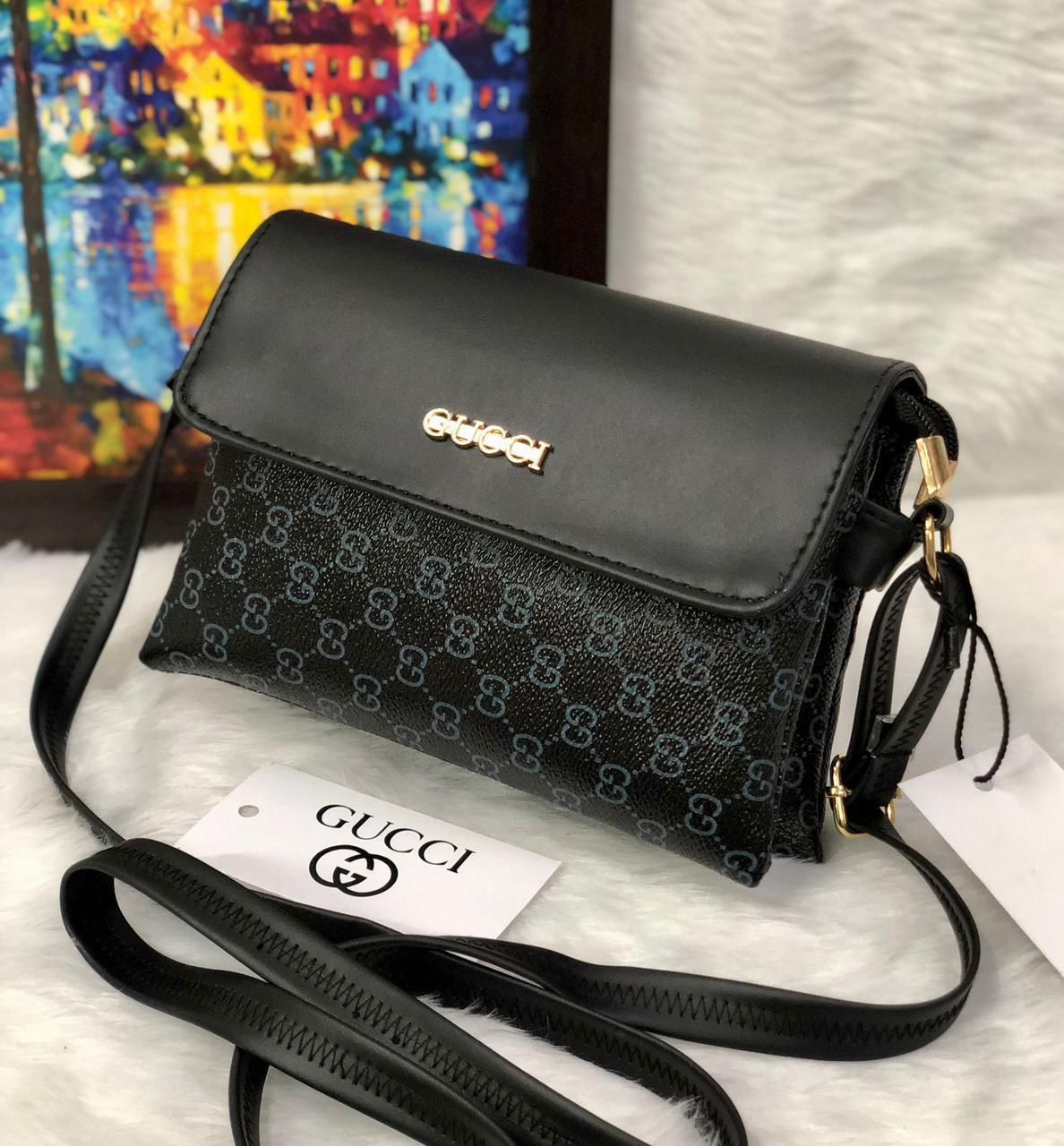 black Gucci shoulder or messenger bag made primarily of GG Supreme coated canvas and leather trim